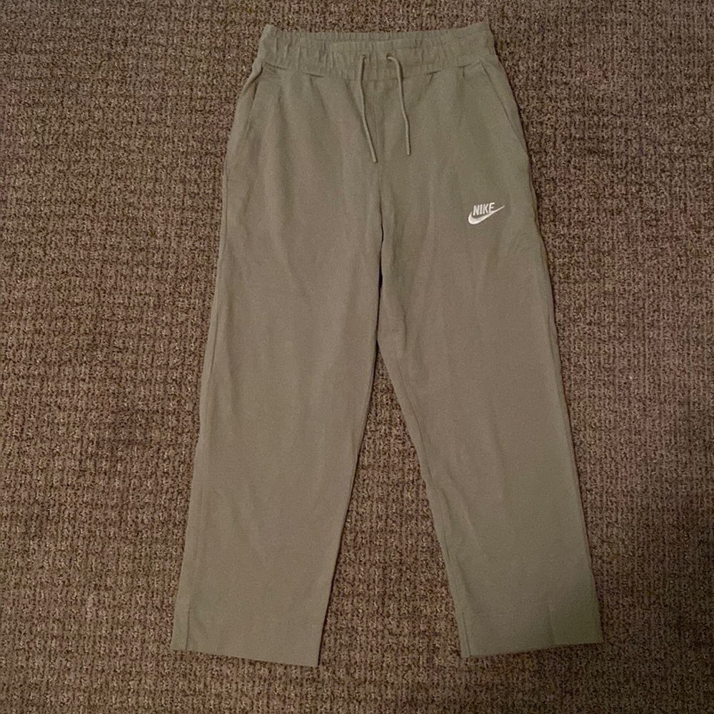 Cropped straight leg Nike sweatpants!